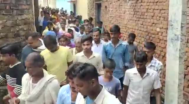 बिक्रम: #धनराज छपरा के #पूर्व मुखिया #हरख प्रसाद अपनी पत्नी #पार्वती देवी के नॉमिनेशन के लिए अपने #समर्थकों के साथ विक्रम पहुचे