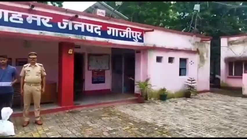 सेवराई: गहमर थाना पुलिस ने तमंचा व अवैध देशी शराब के साथ एक अभियुक्त को गिरफ़्तार करने मे सफलता हासिल की #शराब_तस्करी