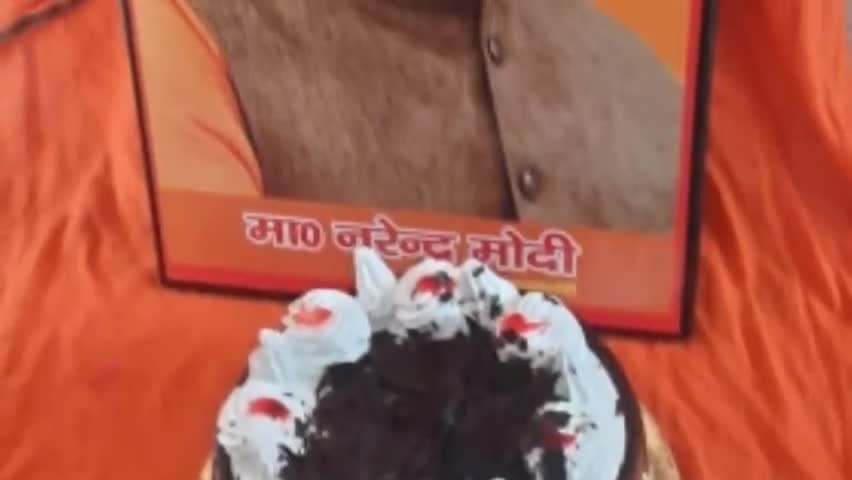 सेवराई: जमानिया विधायक सुनिता सिंह ने अपने पैतृक आवास गहमर पर केक काटकर मनाया पीएम का जन्मदिन #हैप्पी_बर्थडे #मोदी_जी