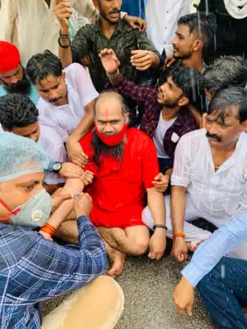 गौ माता को राष्ट्रमाता घोषित करने के लिए देश के प्रधानमंत्री को लिखा अपने लहू से पत्र।

#mirchibaba