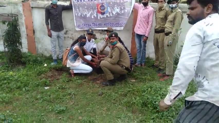 शासकीय ठाकुर निरंजन सिंह महाविद्यालय में प्रधानमंत्री मोदी के जन्मदिन पर वृक्षारोपण किया गया#news #narsingpur