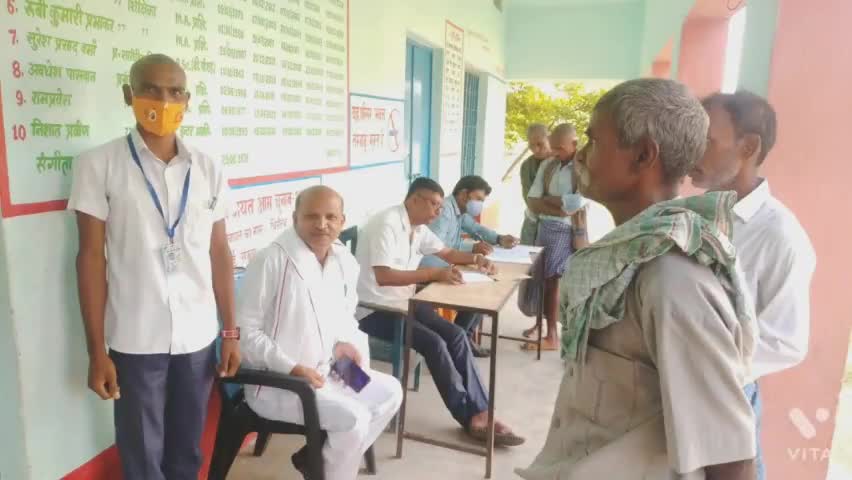 सिरदला प्रखंड के उत्क्रमित मध्य विद्यालय नवाबगंज में लगाया जा रहा COVID-19 का टिका।#वैक्सीन#टीका#आभियान#जागरूक#2021#