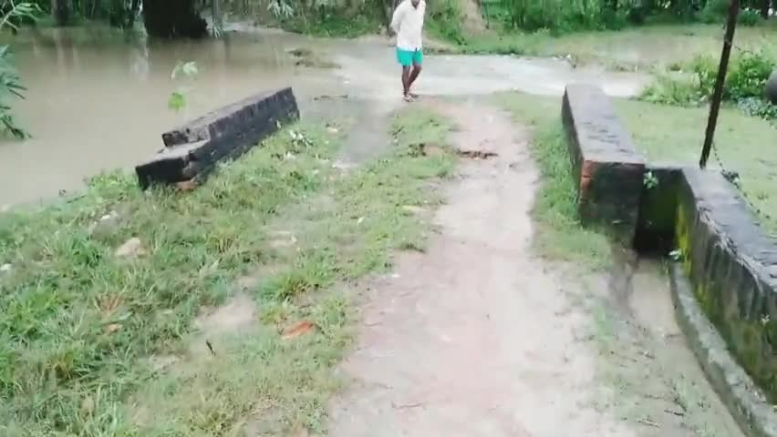 संडीला: अतरौली चचरी में बारिश के कारण सड़के और पुलिया टूटी प्रधान नही दे रहे ध्यान लोगो को निकलने में होती परेशानी#लोगो की आवाज