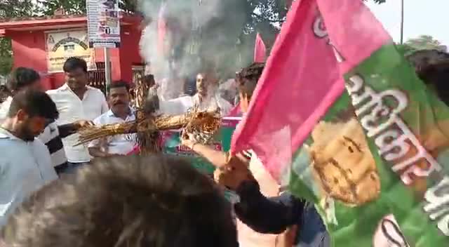 बिहार सरकार द्वारा फर्जी शराबबंदी एवं छपरा में सांसद निधि से खरीदी गई एम्बुलेंस का शराब की तस्करी में दुरूपयोग के खिलाफ जन अधिकार पार्टी (लो)  बाढ के साथियों ने पुतला दहन किया। 
#ReleasePappuYadav