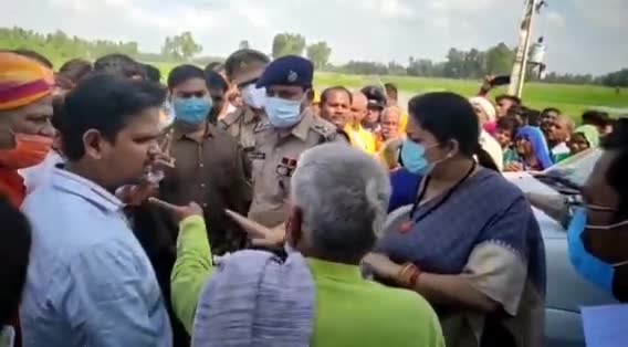 गौरीगंज: गुलालपुर ड्रेन से हजारों एकड़ फसल जलमग्न होने की की खबर का असर स्मृति ईरानी मिली पीड़ित किसानों से जाना हाल #खबर_का_असर#