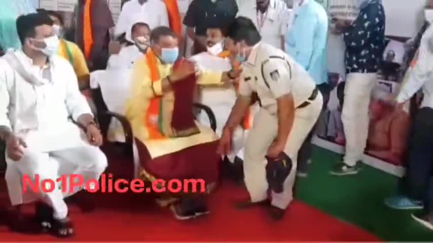 इंदौर BJP नेता की चरण वंदना करती पुलिस,कांग्रेस ने निशाना साधा खड़े किए सवाल
#indore #indorenews #bjp #congress #congrees