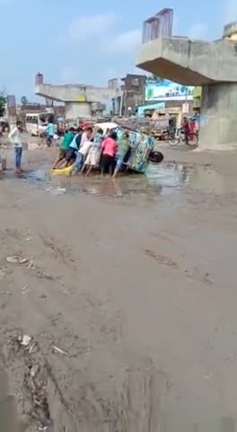 बेतिया: #बेतिया में टैंपू पलटने से अधिक सामानों का नुकसान पहुंचा@@