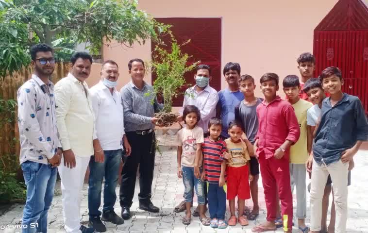 लालकुआं : #सेवा_ही_संगठन माननीय प्रधानमंत्री जी का जन्मदिवस पौधरोपण व फल वितरण कर मनाया गया|