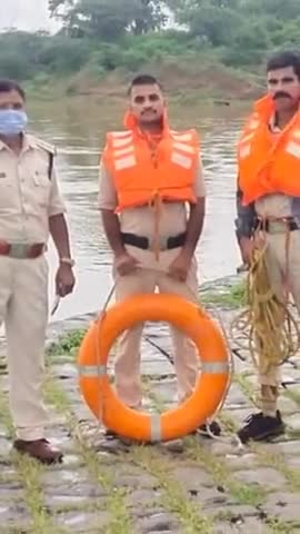 आगर: #कानड़ नगर के #लखुंदर नदी पर थाना स्टाफ द्वारा गणेश विसर्जन करवाया गया #news24 #aajtakbhadra #ddtoday24 #gyanesh165