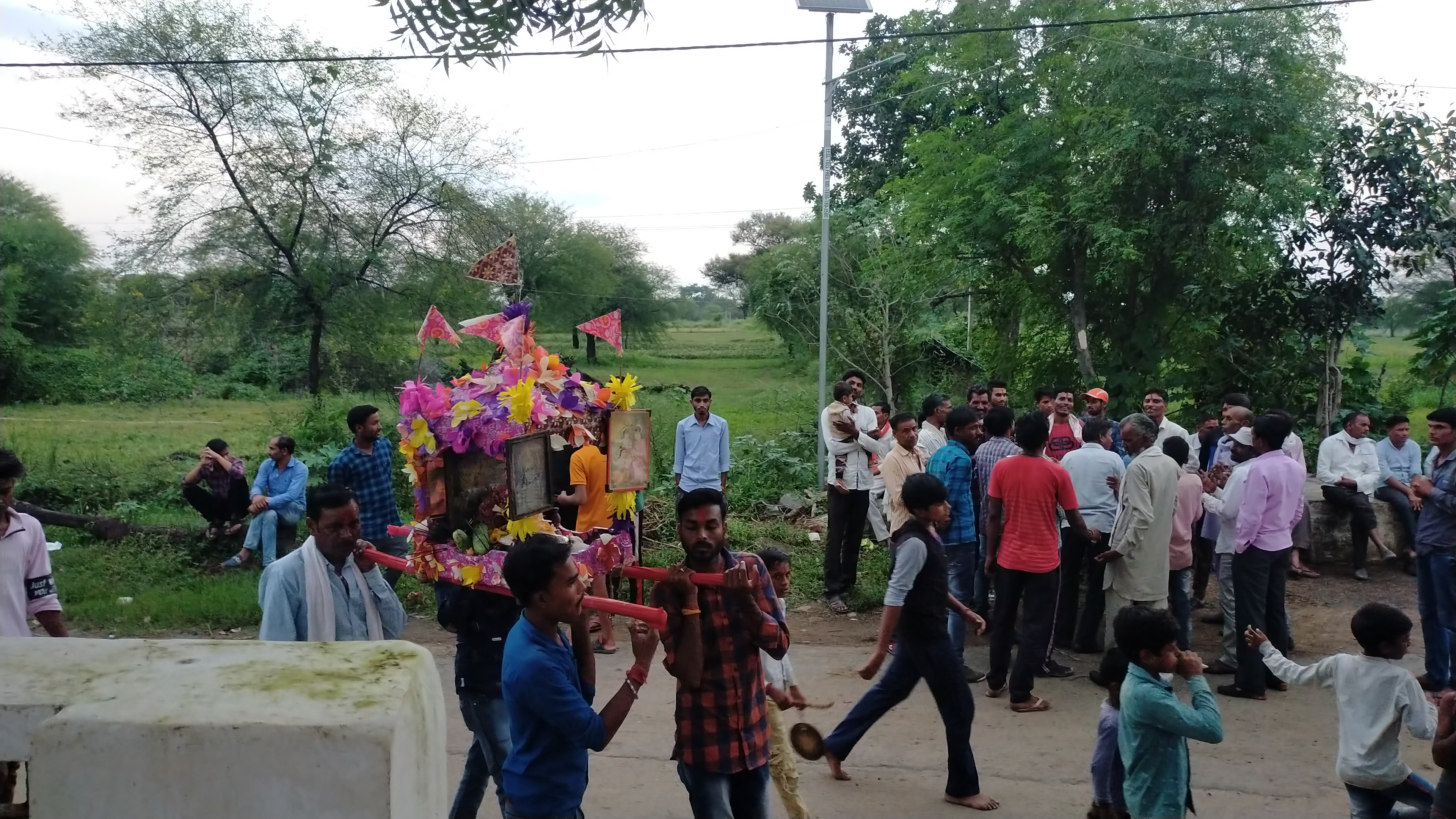 ग्राम दुहाव में श्री सत्यनारायण भगवान की पालकी (विमान) निकाली गई #kartarthakurduhav