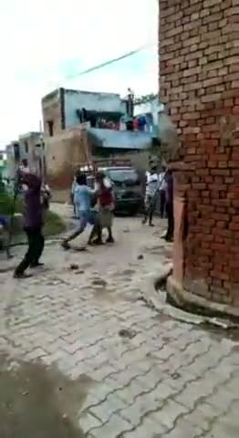 आग भड़काकर राजनितिक रोटियां सेकने लगे तथाकथिक दलित नेता
पानी की गाड़ी को लेकर हुआ था मामूली विवाद
#mathurabreaking