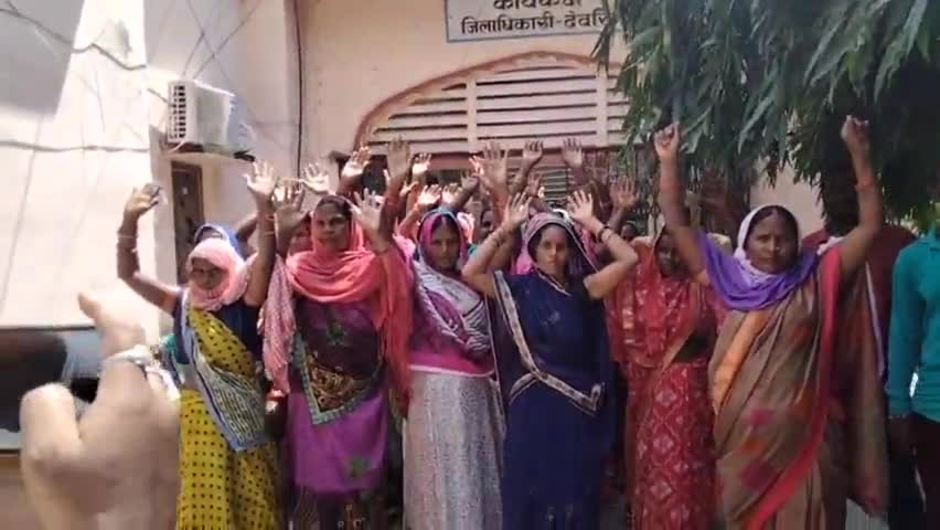 देेेवरिया: #दबंग कोटेदार ने गरीब ग्रामीण जनता का अंगूठा लगवा कर नहीं दिया राशन रजला के ग्रामीण पहुंचे जिलाधिकारी कार्यालय@DM