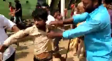 #वैशाली के #महनार इलाके में भीड़ ने कानून को लिया हाथ में 
रेप, हत्या के आरोपी को पकड़ने गई थी पुलिस, भीड़ ने संदिग्ध आर
