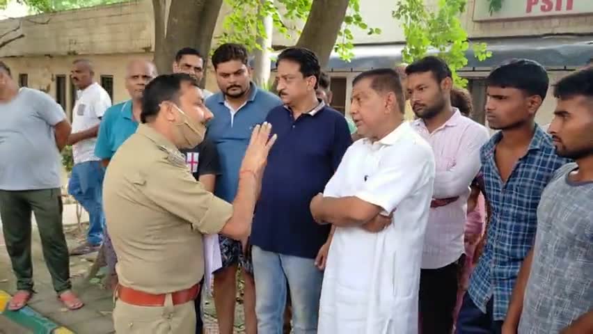 कल्यानपुर की जनता ने एसीपी से सरकारी तालाब को बचाने  के लिए दिया ज्ञापन #सरकारी तालाब #kalyanpur #kanpur #kda #public