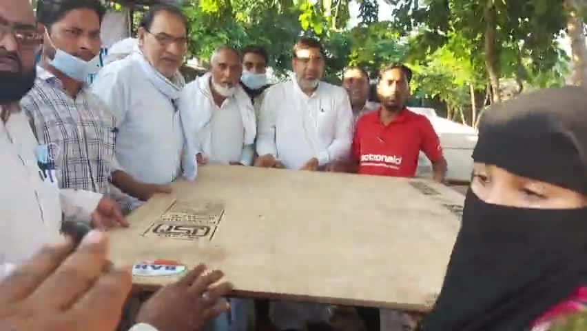 कल विधायक #ChAftabAhmed जी ने You & Me Foundation की तरफ से रोहिंग्या शरणार्थियों के सभी परिवारों को 2-2 तख्त वितरित किए