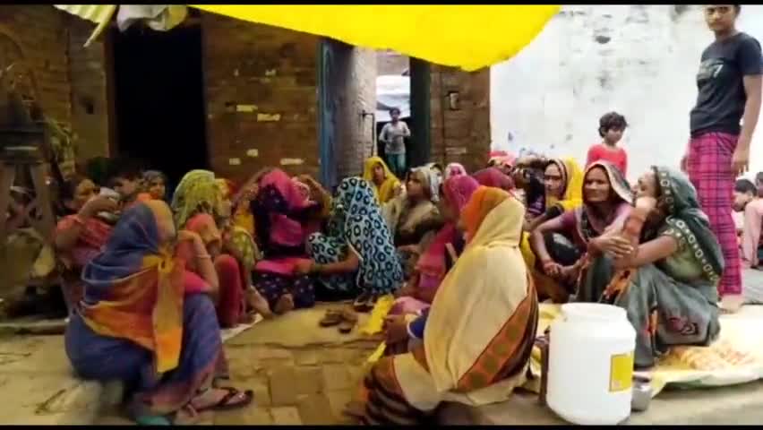 सैफई: #माल गाड़ी के डिब्बे पलटने से मौत का शिकार हुए छात्र के गांव नगला जैतिया में शव पहुंचते ही परिवार में मचा कोहराम।