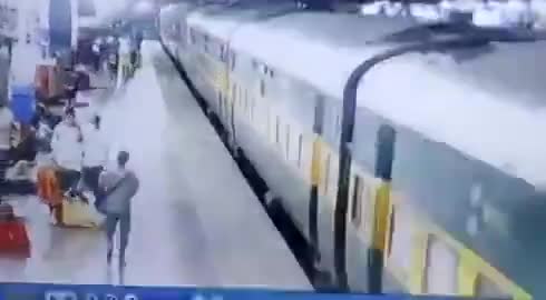 लखनऊ के चारबाग रेलवे स्टेशन पर बड़ा हादसा टला, गरीब रथ एक्सप्रेस से उतरने के दौरान महिला का फिसला पैर, महिला #news_24_7