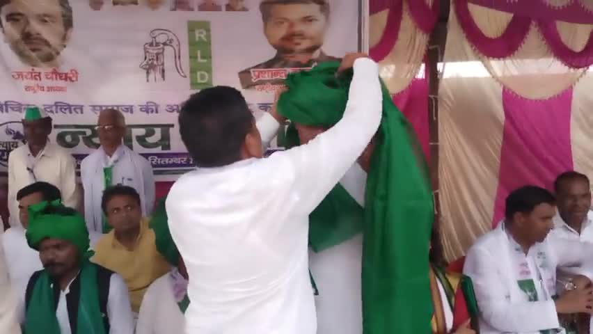 #rldन्याय_यात्रा में #जितेन्द्र_प्रताप_सिंह क्षेत्रीय अध्यक्ष का स्वाफ़ा पहनाकर सम्मानित किया गया। #राष्ट्रीय_लोकदल #rld