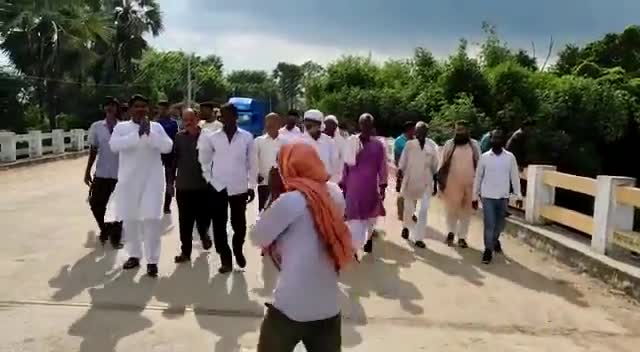 जिला परिषद क्षेत्र संख्या 8 में जनसंपर्क करते हुए tajammul khan.
प्रत्याशी: #सहजादी_खातून, पति तजम्मुल खान साहेब।