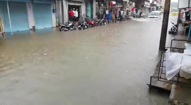 जुलाना: जुलाना में तेज बारिश के कारण दुकानों में घुसा पानी।#julana #jindbreakingnews