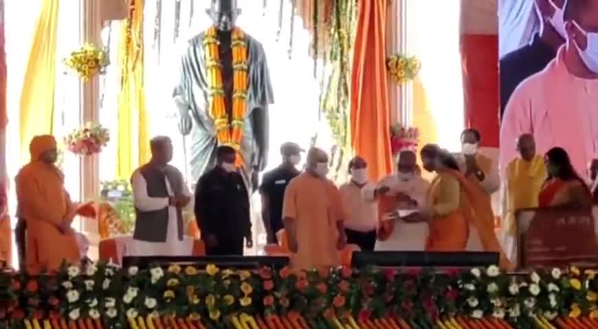 #गोरखपुर में CM योगी  और धर्मेंद्र प्रधान  ने दिग्विजय नाथ पार्क में किया किया महंत दिग्विजय की प्रतिमा का अनावरण #DDU