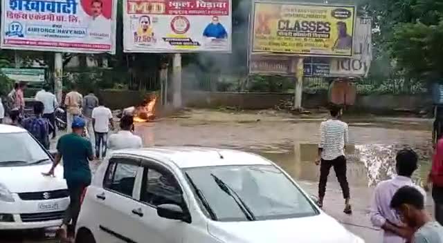 झुंझुनूं: चिड़ावा बस स्टैंड स्थिति पुलिस चौकी के पास बाइक धु-धु कर जली मोटरसाइकिल। #jhunjhununews #jhunjhununewz