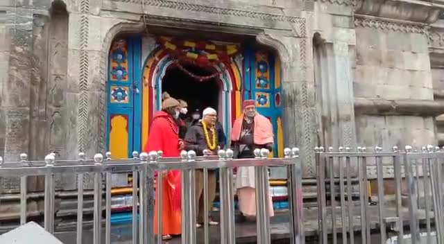 देहरादून: बद्री - केदार धाम पहुंचे प्रधानमंत्री नरेन्द्र मोदी के सलाहकार भास्कर खुल्बे और मंगेश घिल्डियाल।
#uttarakhandtourism