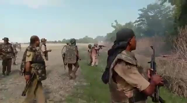 ये कट्टरपंथ की पराकाष्ठा...बर्बरता का अंतिम रुप...और मानवता का अंत है। 
लाठी से विरोध कर रहे एक अकेले व्यक्ति को दर्ज़नो पुलिस वाले डंडों से और गोली मार कर जान ले लेते है, फिर उसके मृत शरीर से क्रूरता करना
भयावह है। 
#असम #Assam