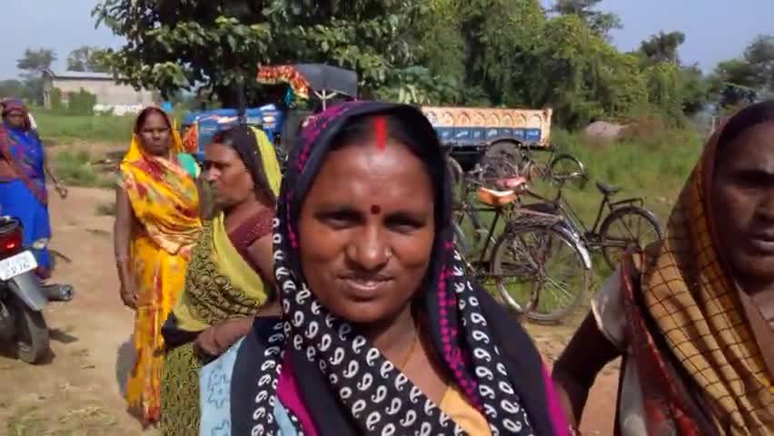 पालीगंज: # पालीगंज में ग्राम#सरसी बिस्कोमान के#खाद सेंटर पर काफी#भीड़ देखा गया खाद के लिए।