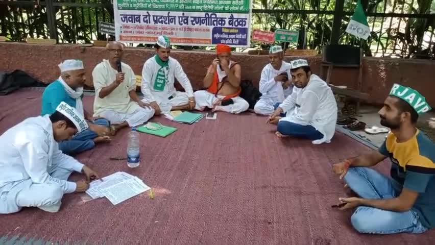आरक्षण विरोधी बोले:डाक्टर वह बने जो बिमारी का इलाज कर सके और मास्टर वह बने जो सही से पढ़ा सके
#भारत  #जातिगत_आरक्षण