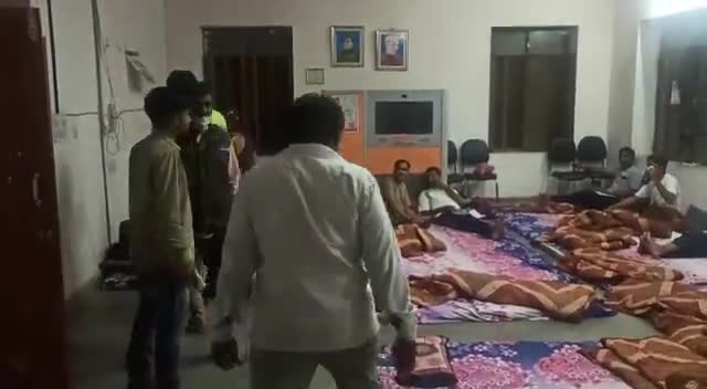 सावा ग्राम पंचायत व ग्रामवासियों के साथ प्रशासन द्वारा  रीट परिक्षार्थियों की सेवा की


#रीट_परीक्षा #रीट_परीक्षा