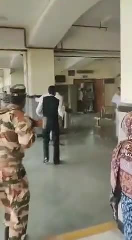 #Shocking राजधानी दिल्ली की रोहिणी कोर्ट में,
कोर्टरूम के अंदर ही हुआ गैंगवॉर..

Gang-war inside Delhi's Rohini Court !!