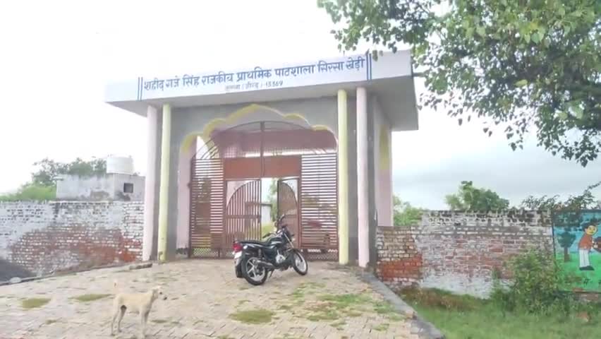 जुलाना: गांव सिरसा खेड़ी में पानी की निकासी नहीं होने से बच्चे जान जोखिम में डालकर स्कूल जाते हैं।
#julana_khaber 
#jind