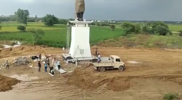 जिला नूंह के हिलालपुर में चौधरी देवीलाल की 108वीं जयंती पर उनकी मूर्ति का अनावरण किया जाएगा।

#devilal #JJPofficial