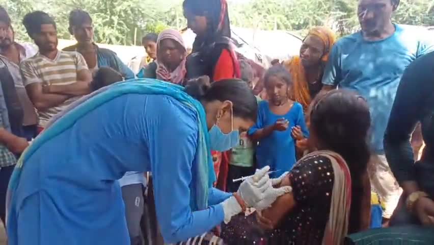 चरखी दादरी: शहर के विभिन्न स्लम इलाकों में लगाई गई कोरोना वैक्सीन, लोगों ने बढ़ चढ़कर लिया भाग #कोरोना_वैक्सीन