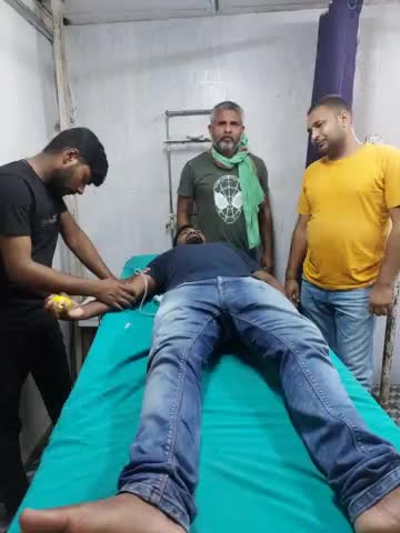 ग्राम सुरमा के गीता देवी गम्भीर बीमारी से ग्रसित हो दाउदनगर के एक निजी क्लीनिक में भर्ती हैं, उन्हें तत्काल  रक्त की जरूरत थी। #राजद_रक्तदान_ग्रुप के सदस्य #आकाश जी ने अपना रक्तदान कर उन्हें मदद करने का कार्य किया। ग्रुप उन्हें कोटि कोटि धन