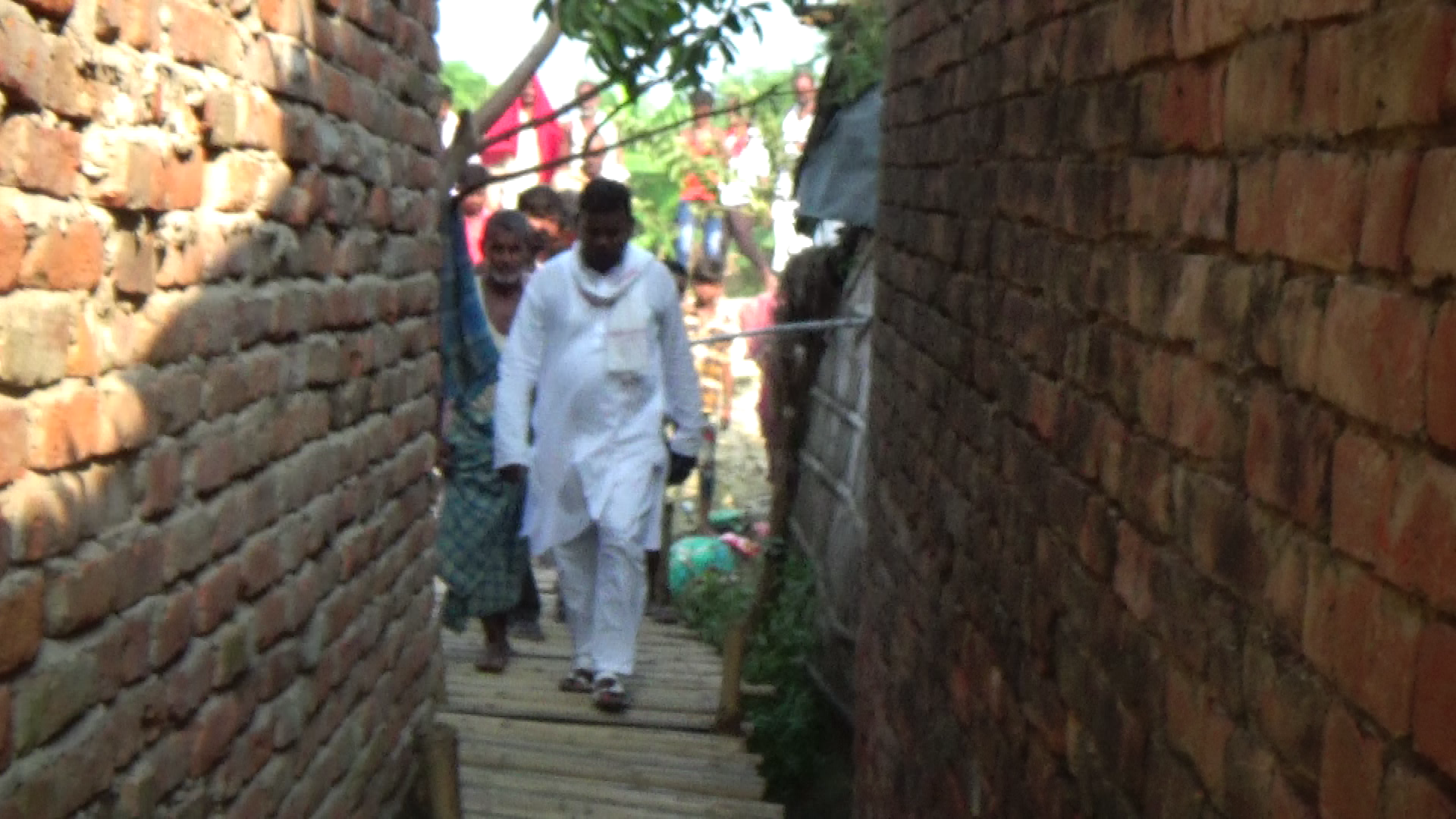 बाढ़ के पानी के बाद जो जल जमाव लगा है वार्ड 9 में अंचल अधिकारी साहब आदेश के बाद वीडियो जांच टीम के साथ #शमीम_नगवारा
