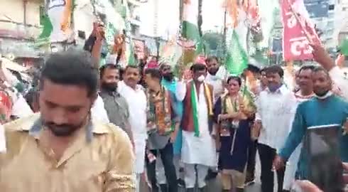 राष्ट्रव्यापी #भारत_बंद के अंतर्गत #INCBihar के अध्यक्ष  के नेतृत्व मे बंद के समर्थन हजारों कार्यकर्त्ता निकले सड़को पर.