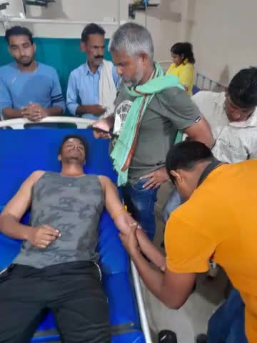 ग्राम भखरूवा के खुश्बू भारद्वाज प्रसव पीड़ा के वजह से दाउदनगर के एक निजी क्लीनिक में भर्ती हैं और उनका हीमोग्लोबिन बहुत कम है उन्हें तत्काल  रक्त की जरूरत थी। #राजद_रक्तदान_ग्रुप के आग्रह पर  #पपु कुमार  जी ने अपना रक्तदान कर उन्हें मदद करने