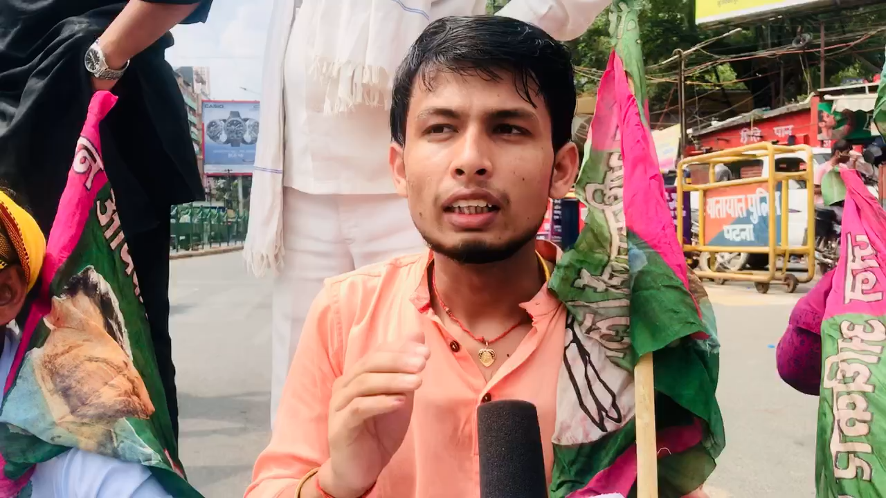 किसान के बेटे हैं इसलिए किसान भाइयों के समर्थन में आज सड़कों पर बैठे हैं
एक तरफ़ ये सरकार कहती है की हमारी सरकार किसानो के साथ है वही दूसरे तरफ़ ये
#सुधांशु_राठौर #भारत_बंद
