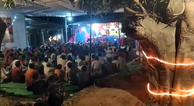 धिरावा ग्राम पंचायत में श्रीमद् भागवत कथा का अपने साथियों के साथ आनंद लेते हुए: #वारिस_अली_अन्सारी