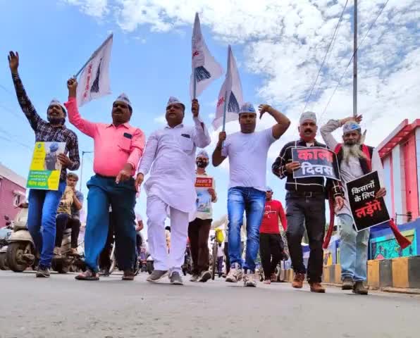 किसानों के सम्मान में, #AAP की जबलपुर टीम मैदान में।
देश के अन्नदाता किसान भाइयों के #भारत_बंद का समर्थन।