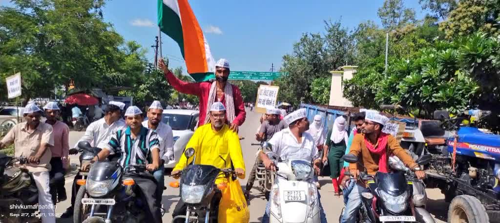 #भारत_बंद के समर्थन में #AAPRewa टीम ने बाइक रैली निकालकर अपना समर्थन दिया।