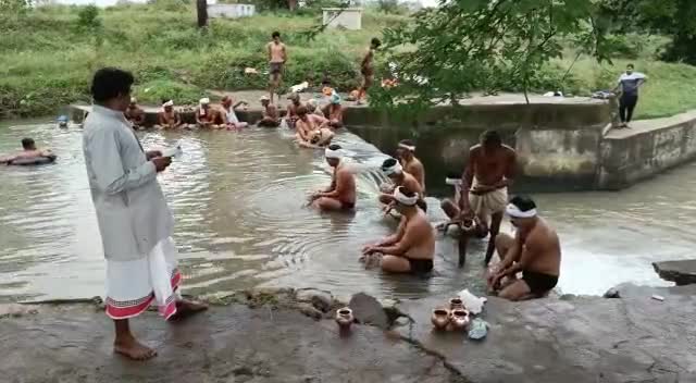 खुरई: #सिलौधा ग्राम के लोग #पितृपक्ष में प्रत्येक वर्ष की तरह अपने #पूर्वजों को जल अर्पित करते हुए।।
🚩🚩जय श्री राम🚩🚩
