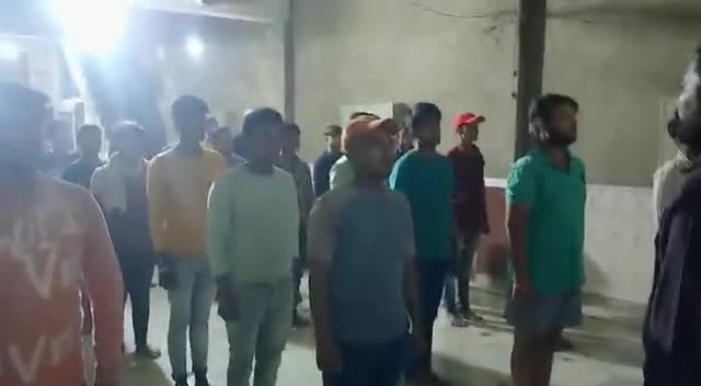 आगरा: जिला रामबाग बजरंगदल के कुछ कार्यकर्ताओ ने कटरा इस्ति त मंदिर पर किया वंदे मातरम् का गान#viralindia
