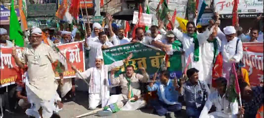 #किसानों के समर्थन में #भारत_बन्द को सफल बनाने सड़क पर #सीतामढ़ी यूथ कांग्रेस की पूरी टीम उतरी। #farmersprotest