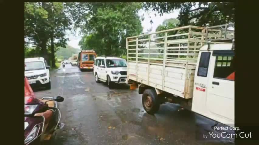#तोंगपाल। #गुलाबचक्रवात के चलते  ताहकवाड़ा (जगदलपुर मार्ग) पर विशाल पेड़ गिरने से NH30 में लगा जाम वाहनों की लग गई कतारें।