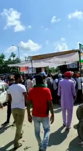 भारत बंद के दौरान संयुक्त किसानो ने पुरनपुर हाइवे पर किया चक्का जाम इस दौरान सिख समाज ने किसानों को खिलाया लंगर#kisanUP