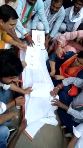 जय कांग्रेस भारत बंद ,किसानों को पुरा समर्थन में आज कांग्रेस पार्टी द्वारा भिण्ड बंद कराते कांग्रेस के सिपाही ।।

#किसानआंदोलन 
#किसानआंदोलन2021 
#किसानविरोधीमोदीसरकार