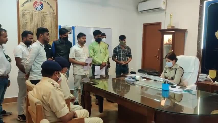 बालाजीपुरम में वर्ग विशेष के युवकों ने किया उत्पात 
कड़ी कार्यवाही हो
राष्ट्रीय_हिन्दू_सेना_ने_सौंपा_ज्ञापन
बैतूल। राष्ट्रीय हिन्दू सेना द्वारा संगठन द्वारा #पुलिस_अधीक्षक बैतूल सिमाला प्रसाद जी को